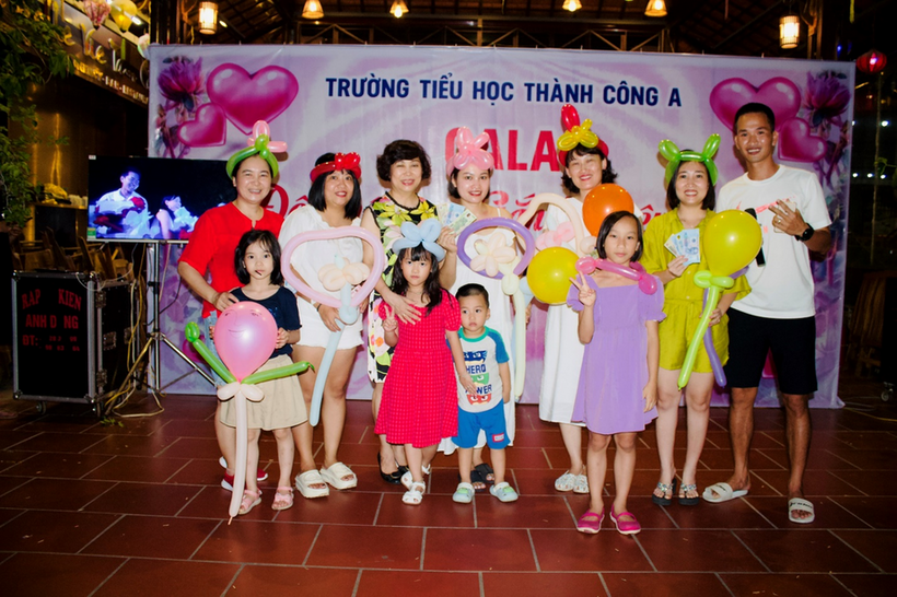 A group of people posing for a photo

Description automatically generated with medium confidence