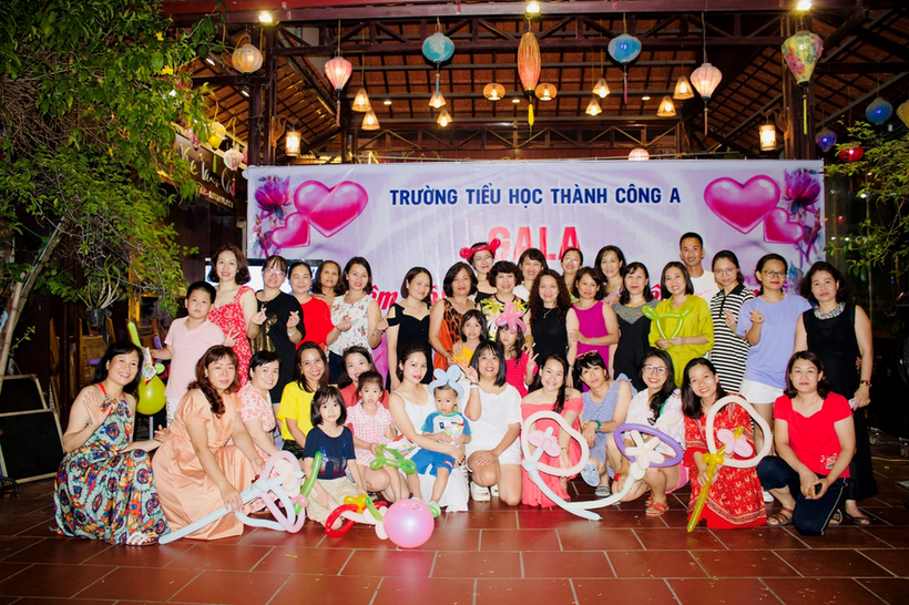 A group of people posing for a photo

Description automatically generated