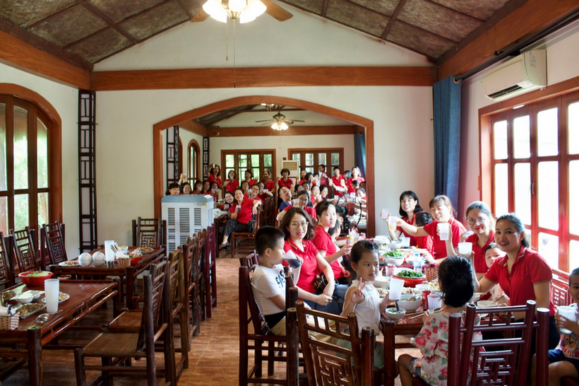A group of people sitting at tables

Description automatically generated with low confidence