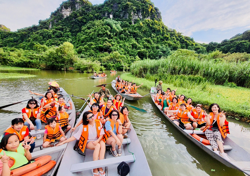 A picture containing water, boat, outdoor, watercraft

Description automatically generated