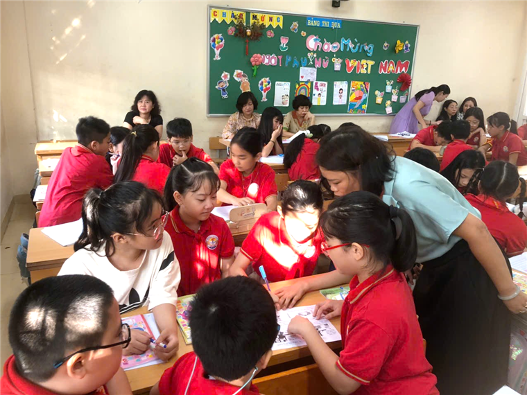 A group of children in a classroom

Description automatically generated