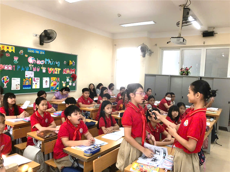 A group of children in a classroom

Description automatically generated