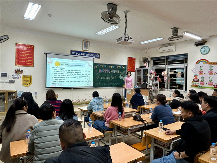 A group of people sitting in a classroom

Description automatically generated
