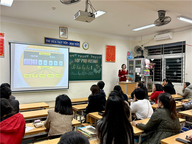 A person standing in front of a classroom

Description automatically generated