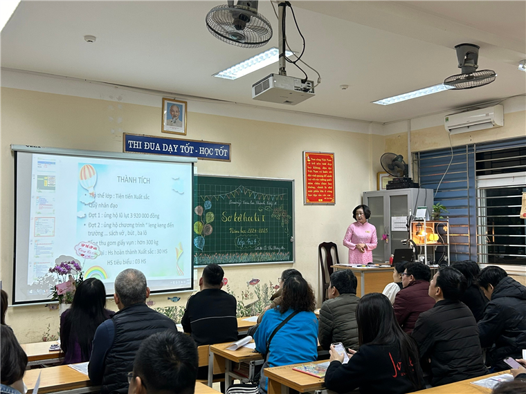 A person standing in front of a classroom

Description automatically generated