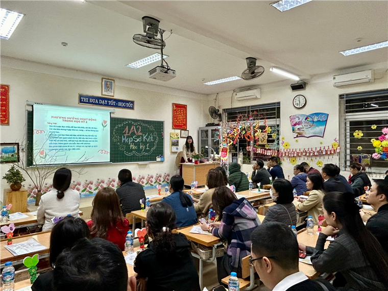 A group of people sitting in a classroom

Description automatically generated
