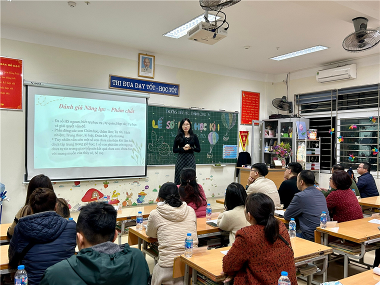 A person standing in front of a classroom with a group of people

Description automatically generated