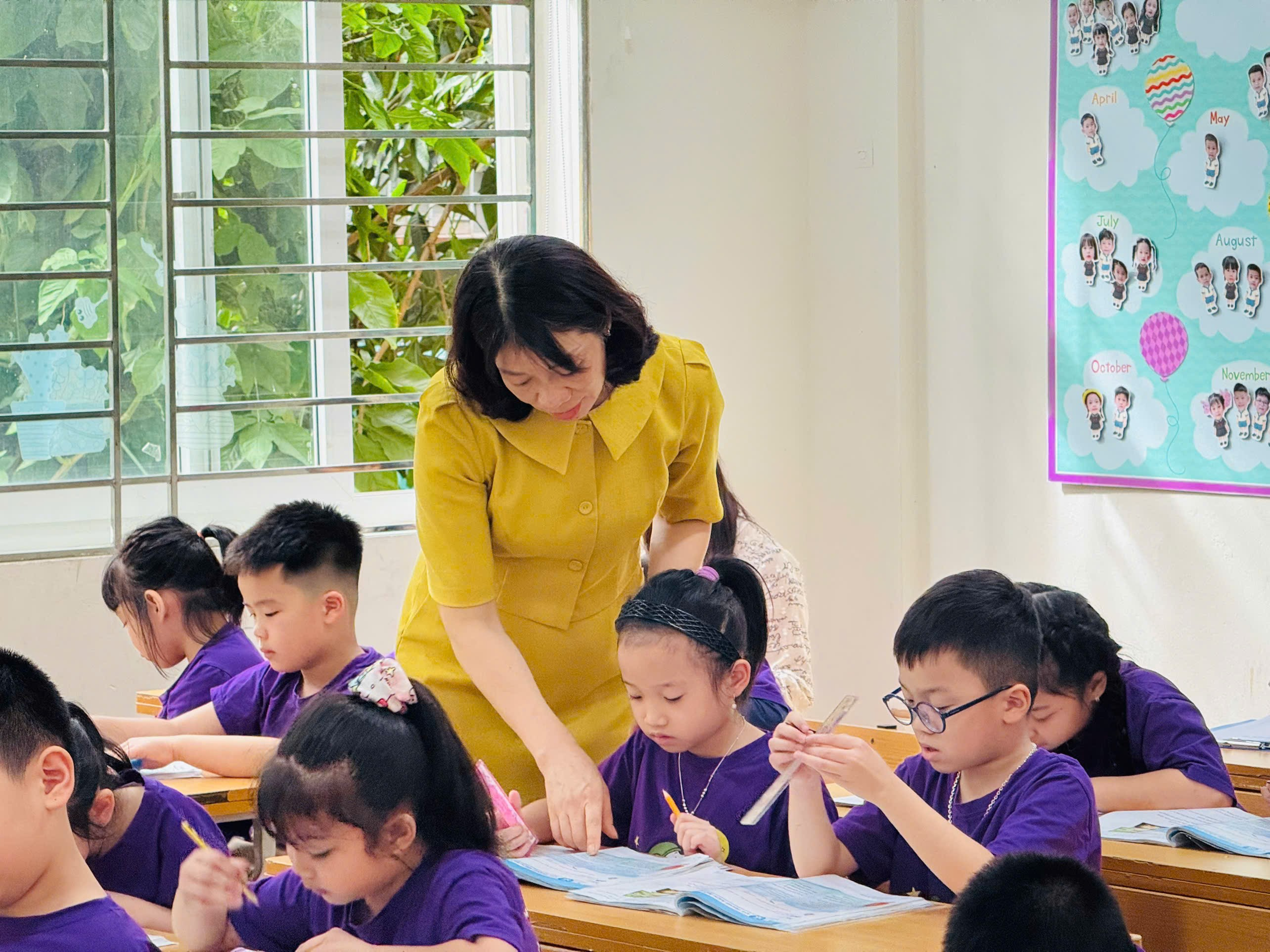 A group of children in a classroom
AI-generated content may be incorrect.