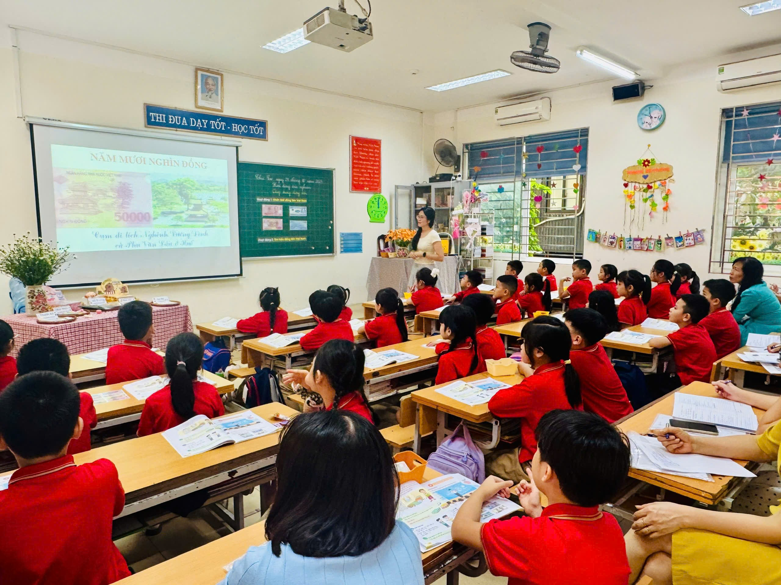 A group of children in a classroom
AI-generated content may be incorrect.