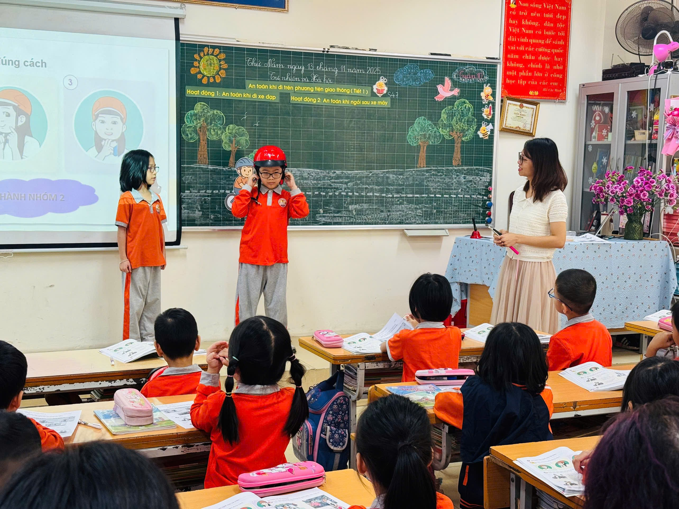 A group of children in a classroom
AI-generated content may be incorrect.