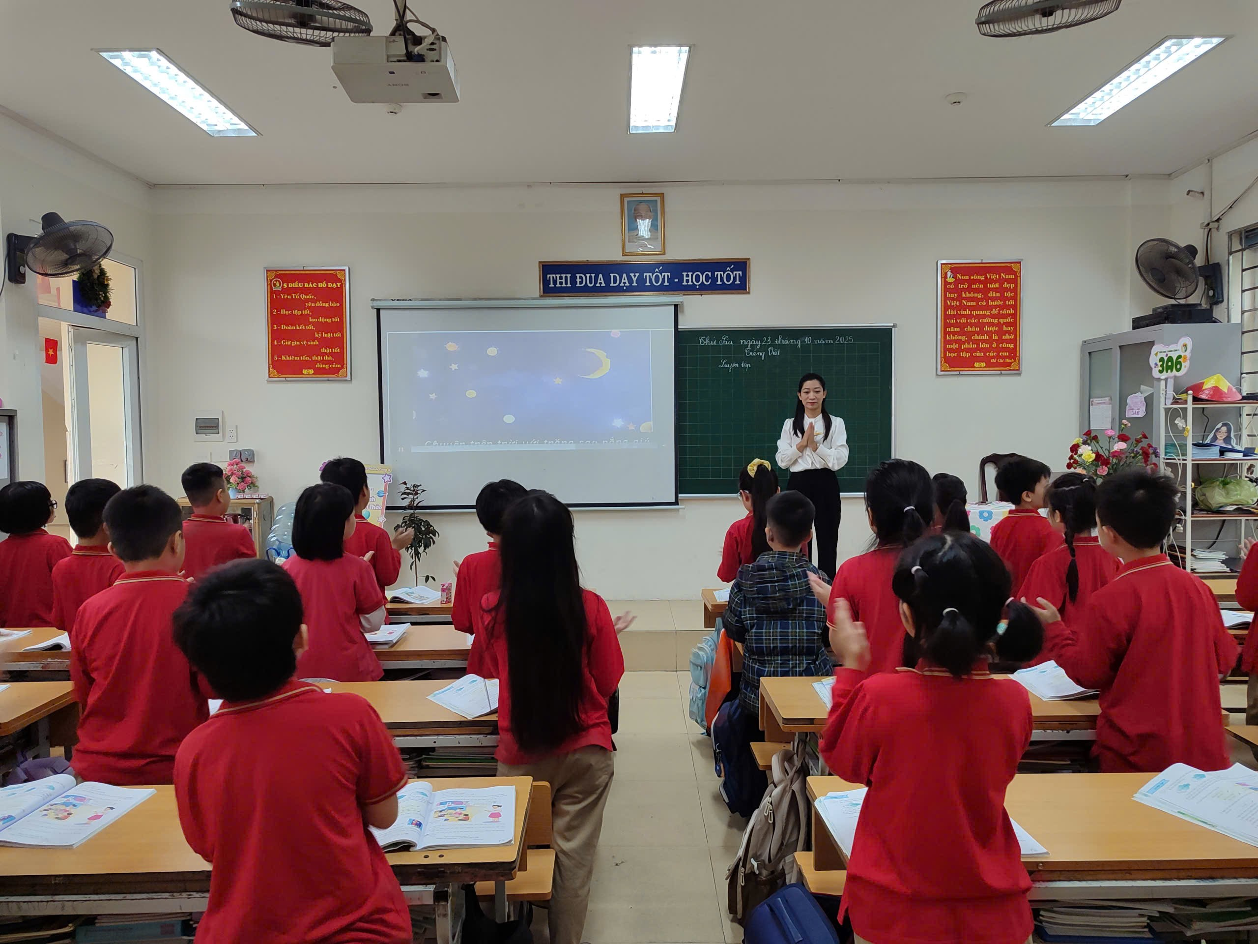 A person standing in front of a classroom with a group of students
AI-generated content may be incorrect.