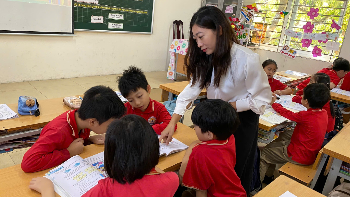 A person standing next to a group of children
AI-generated content may be incorrect.