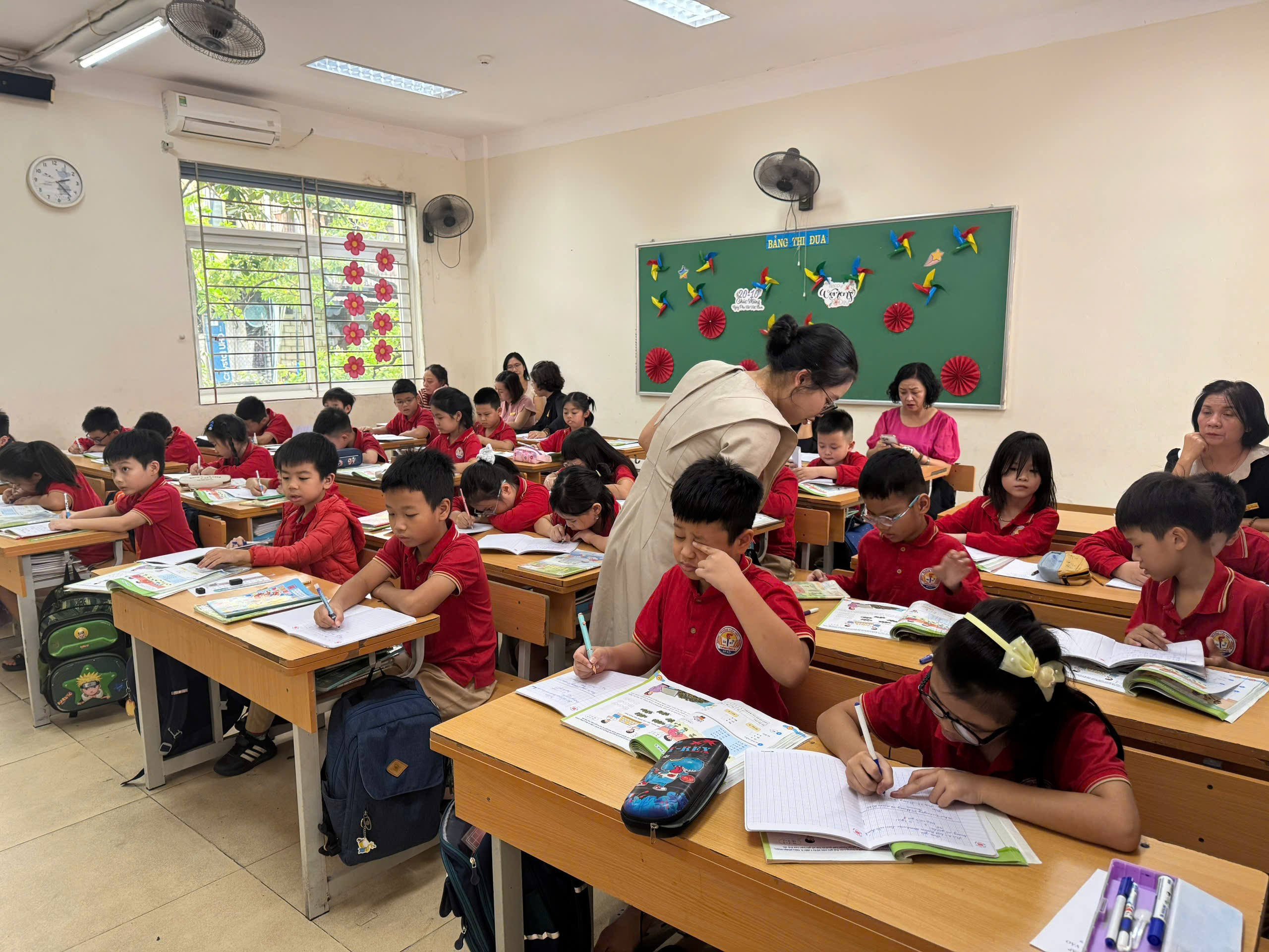 A group of children in a classroom
AI-generated content may be incorrect.