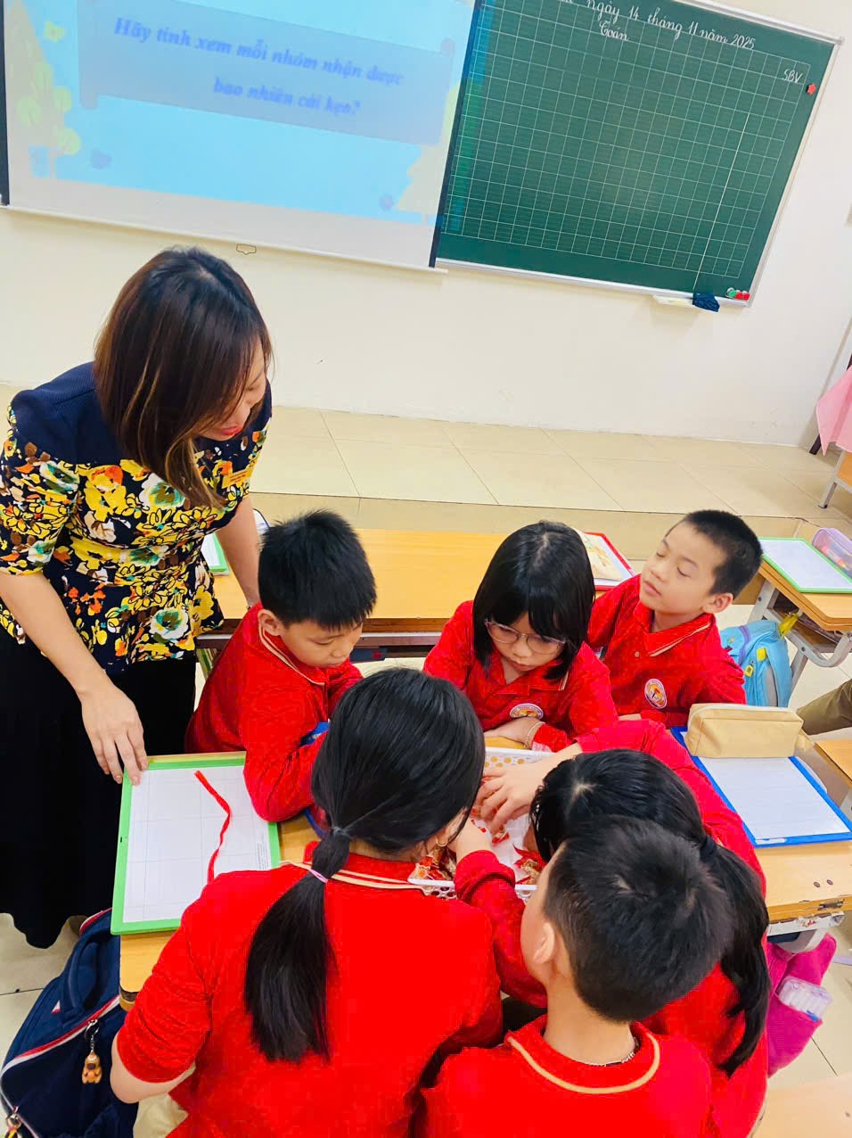 A group of children in a classroom
AI-generated content may be incorrect.