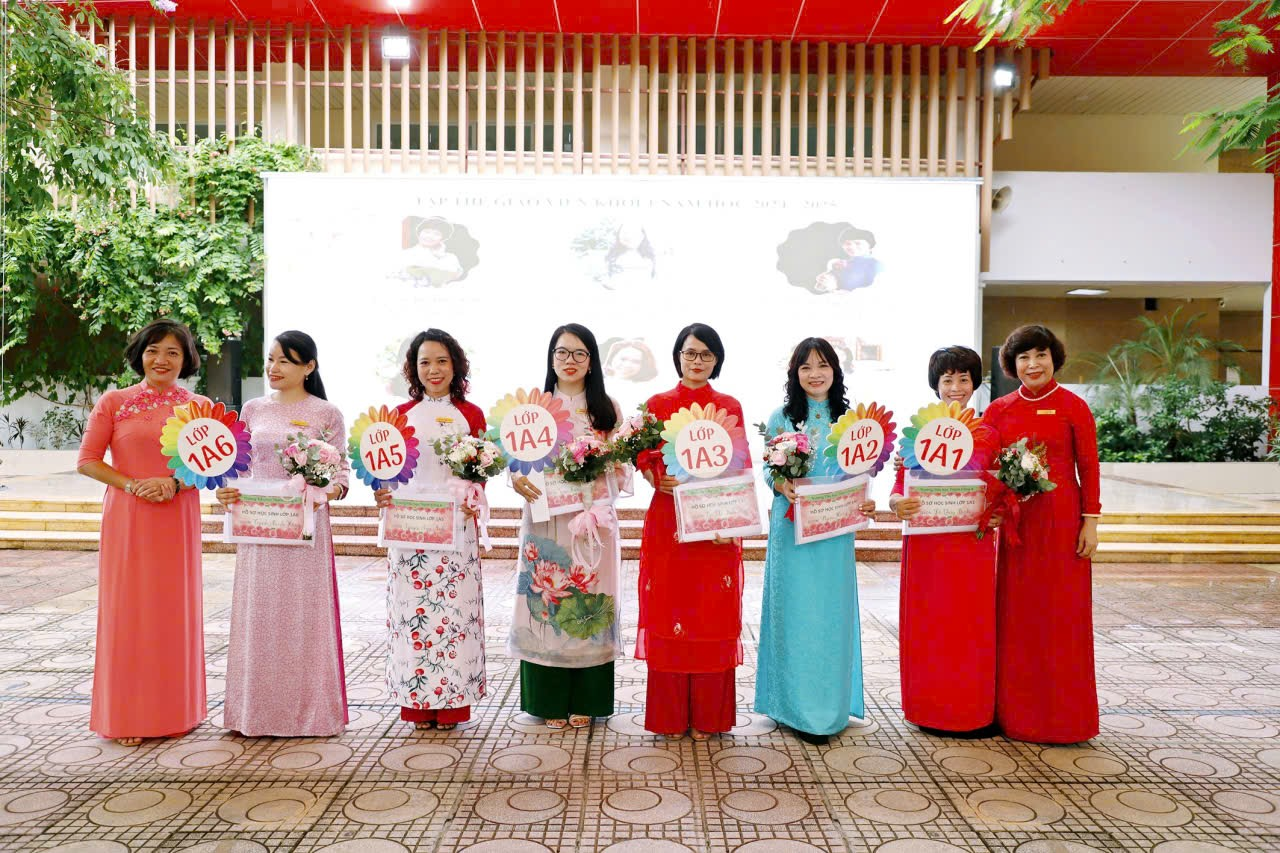 A group of women holding flowers
AI-generated content may be incorrect.