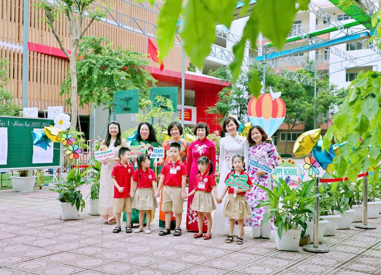 A group of people posing for a photo
AI-generated content may be incorrect.