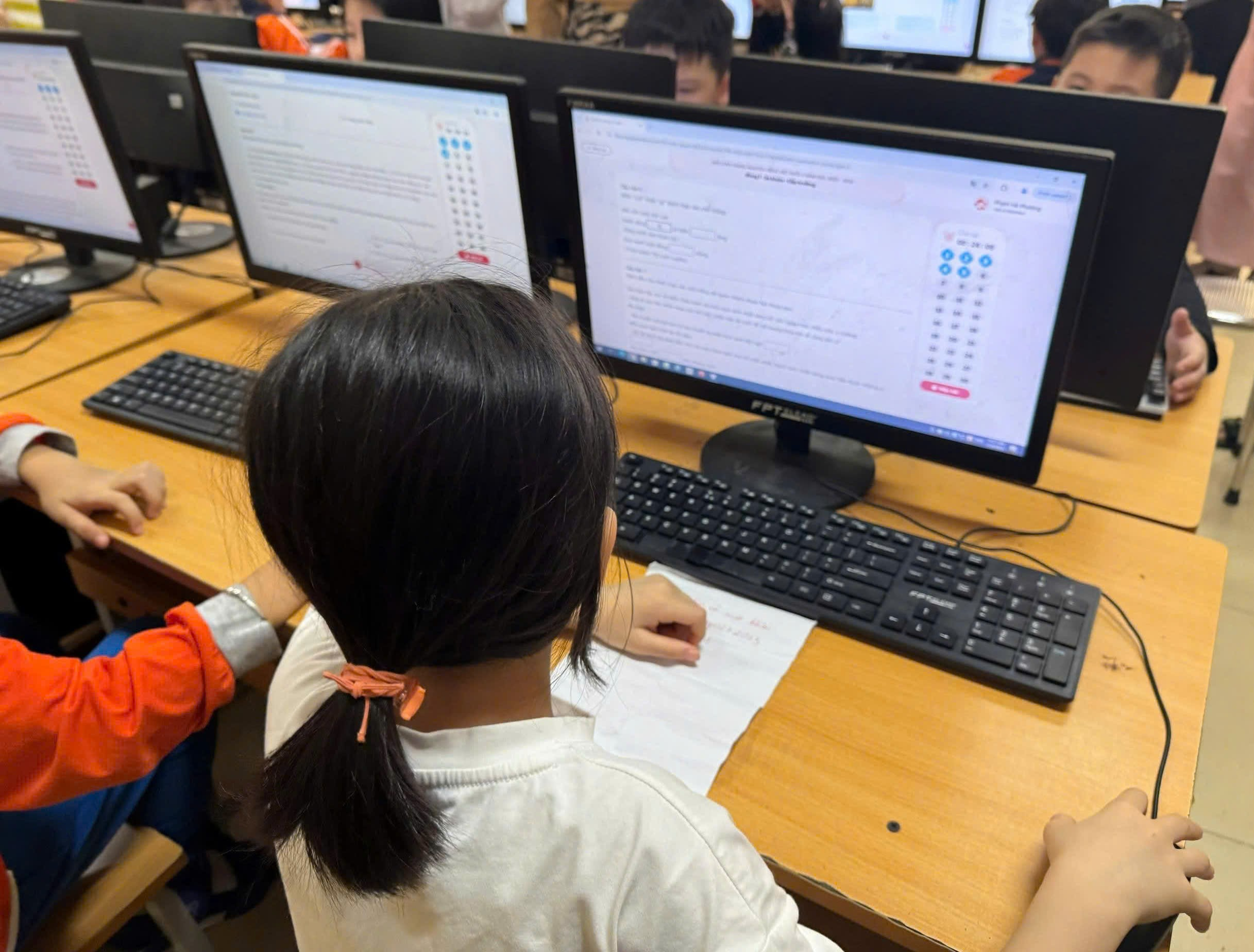 A group of people sitting at a desk with computers
AI-generated content may be incorrect.