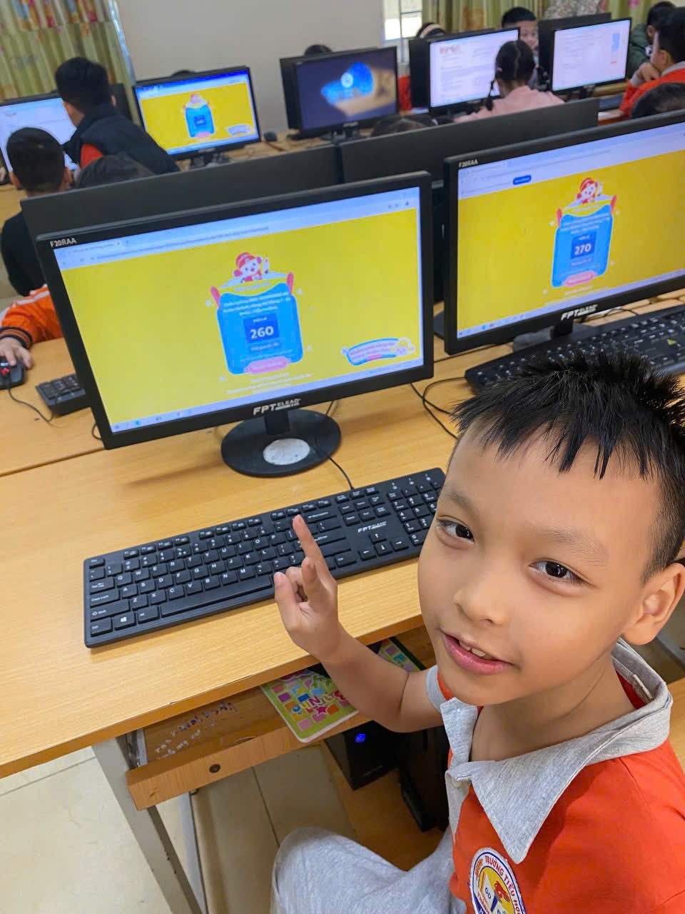 A child in front of a computer
AI-generated content may be incorrect.