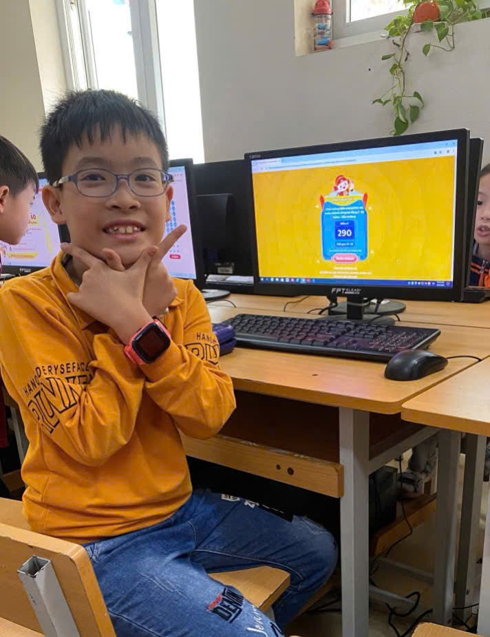 A child sitting at a desk with two computers
AI-generated content may be incorrect.