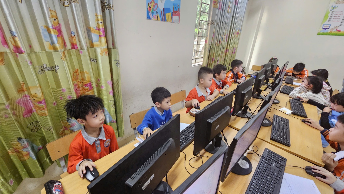 A group of children sitting at computers
AI-generated content may be incorrect.