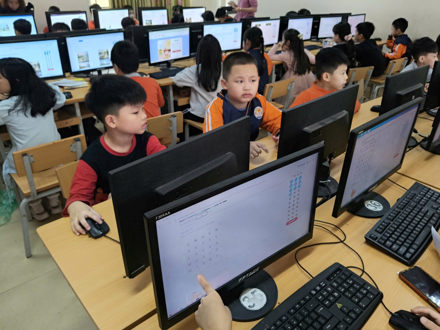 A group of children in a computer lab
AI-generated content may be incorrect.