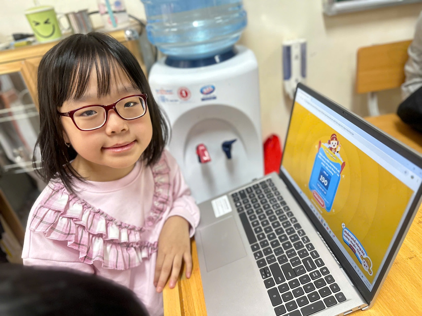 A child sitting at a desk with a computer
AI-generated content may be incorrect.