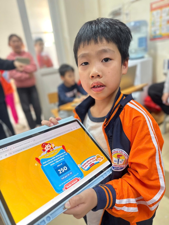 A child holding a tablet
AI-generated content may be incorrect.