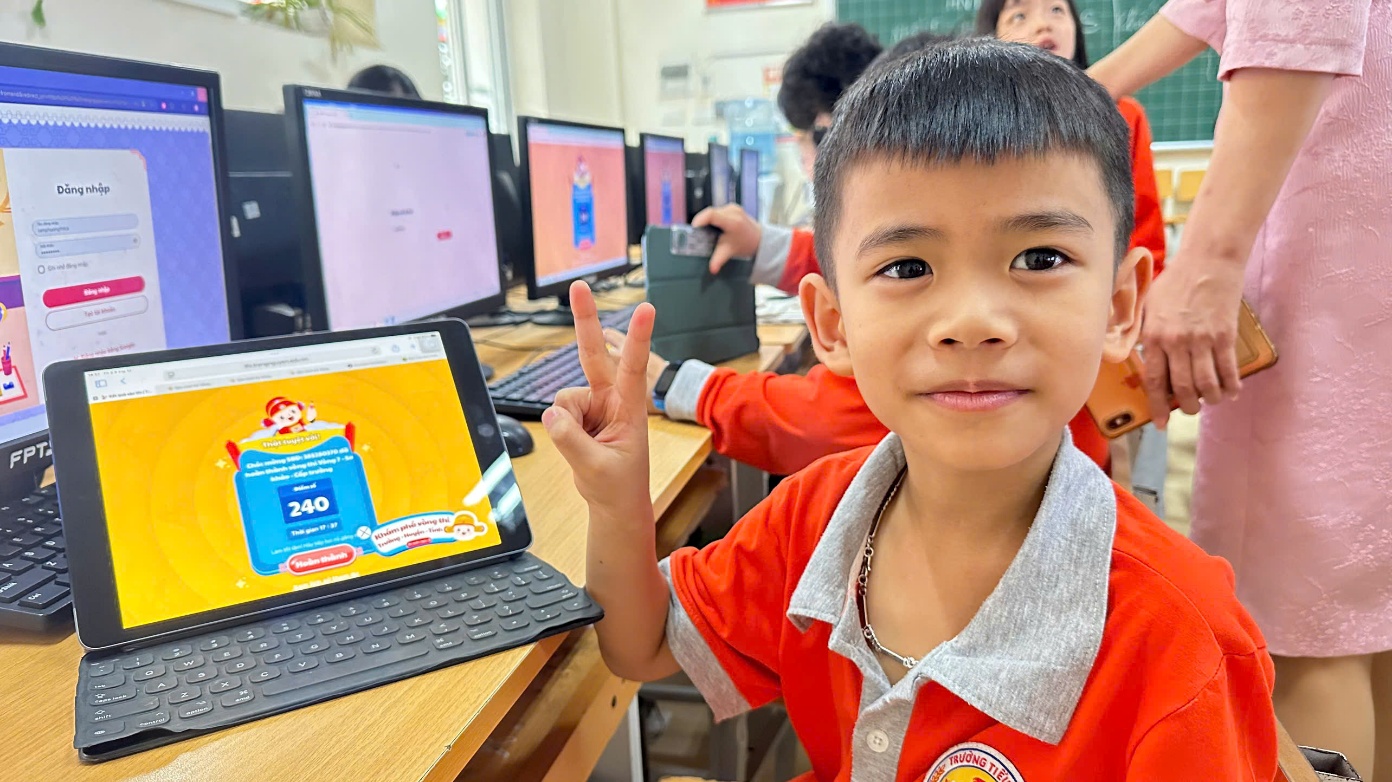 A child in a classroom with a computer
AI-generated content may be incorrect.