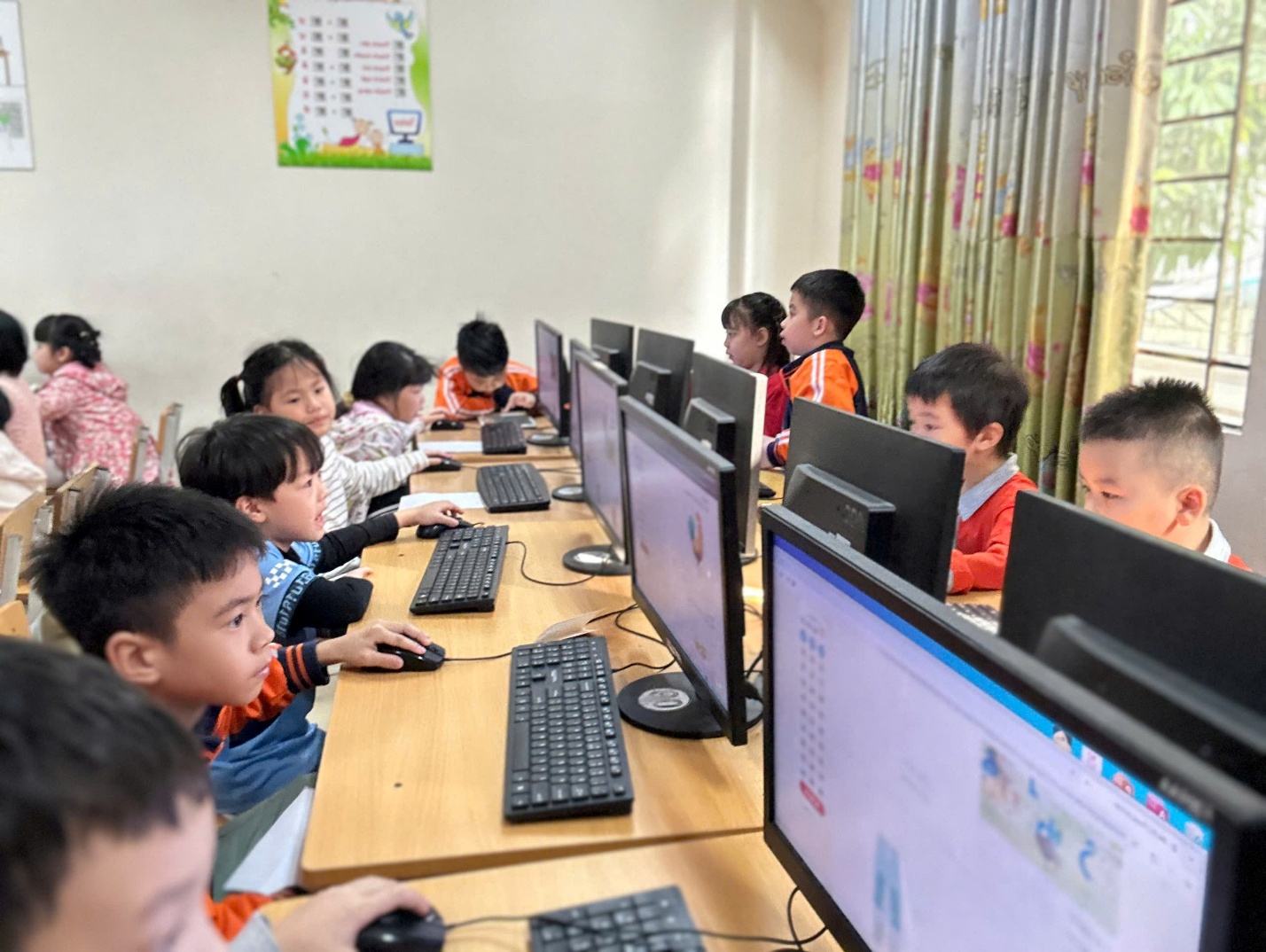A group of children using computers
AI-generated content may be incorrect.