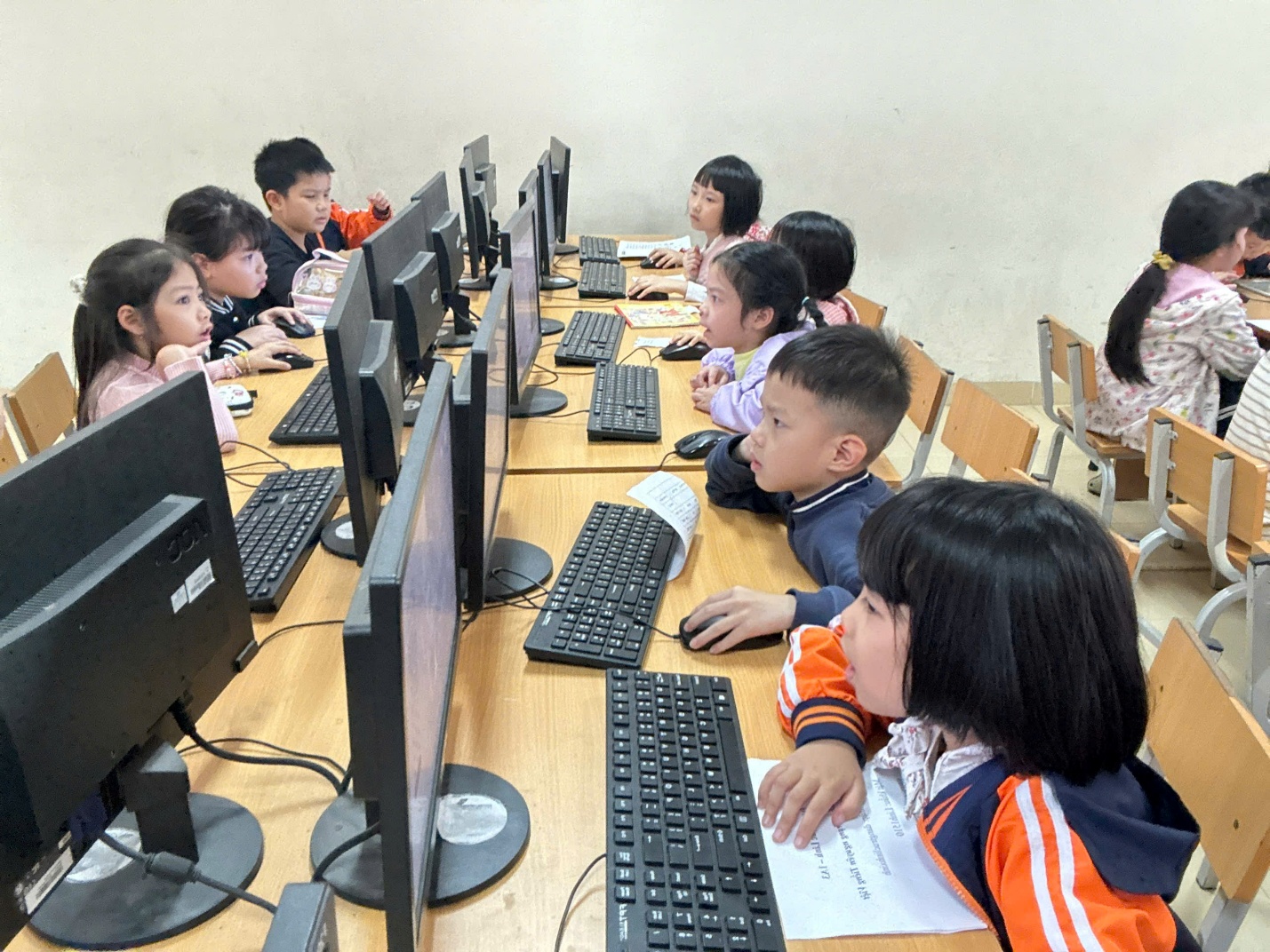 A group of children in a computer lab
AI-generated content may be incorrect.