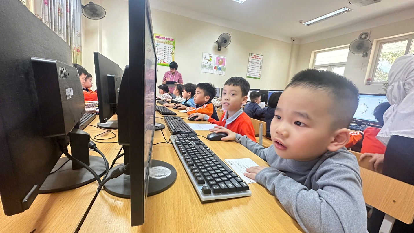 A group of children in a classroom
AI-generated content may be incorrect.