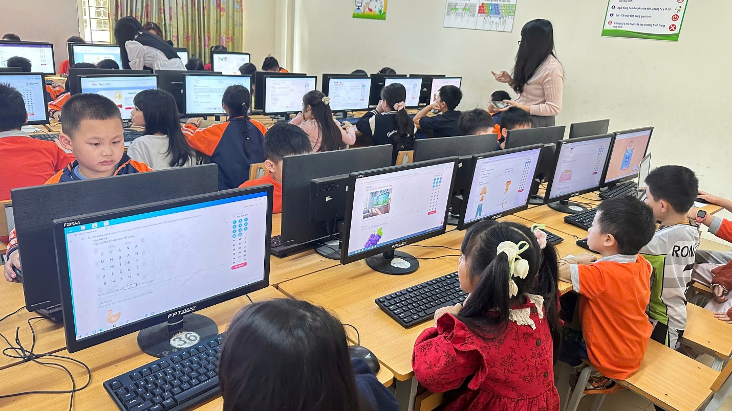 A group of people in a classroom with computers
AI-generated content may be incorrect.