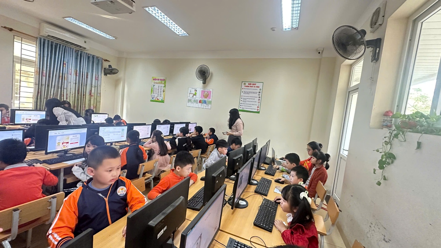 A group of children in a classroom with computers
AI-generated content may be incorrect.