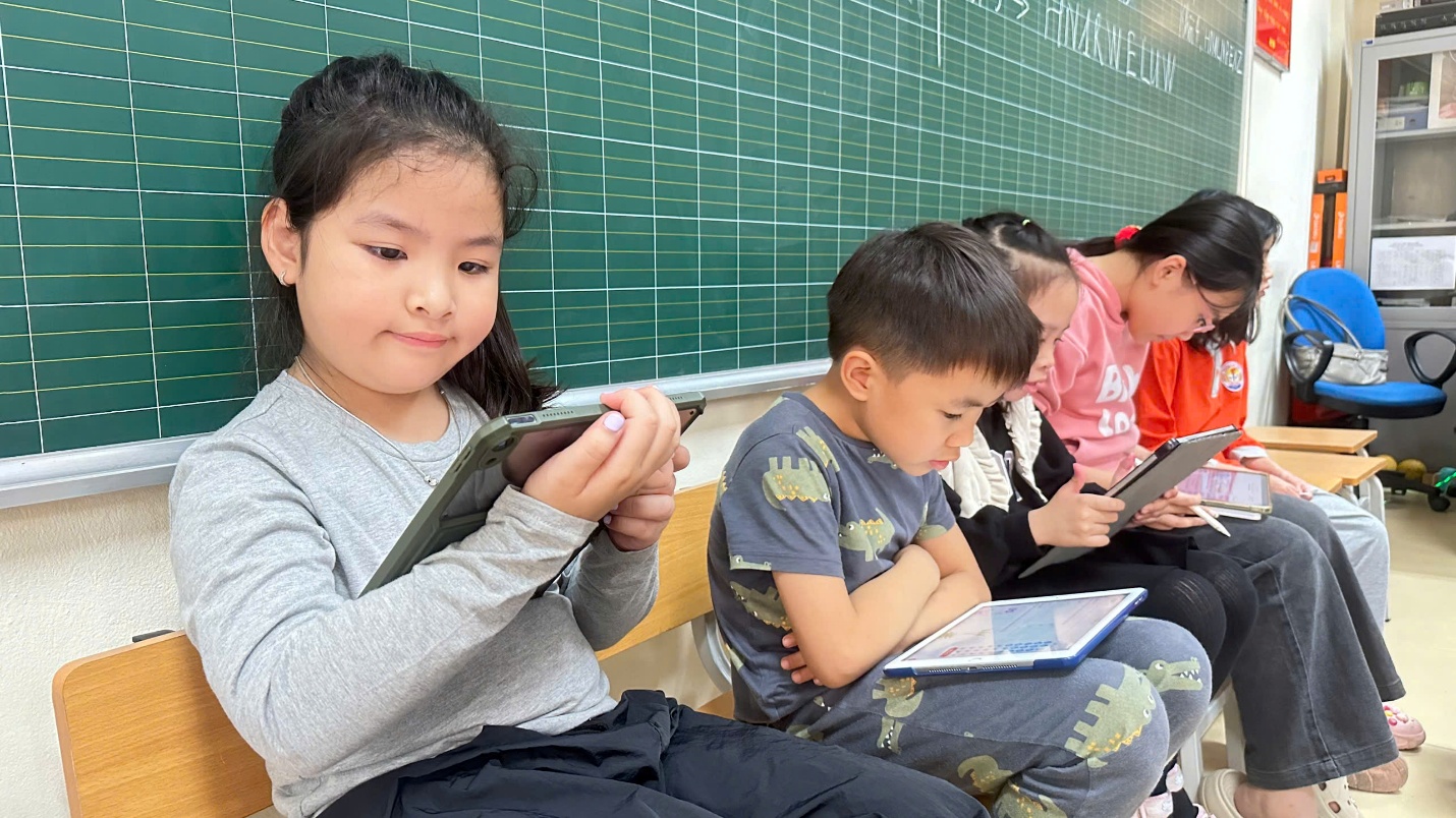 A group of children sitting in a classroom
AI-generated content may be incorrect.