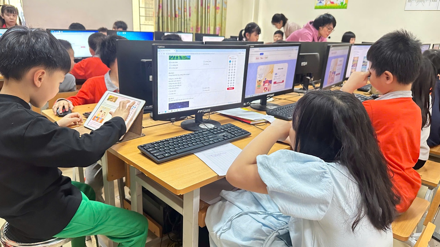 A group of people sitting at a desk with computers
AI-generated content may be incorrect.