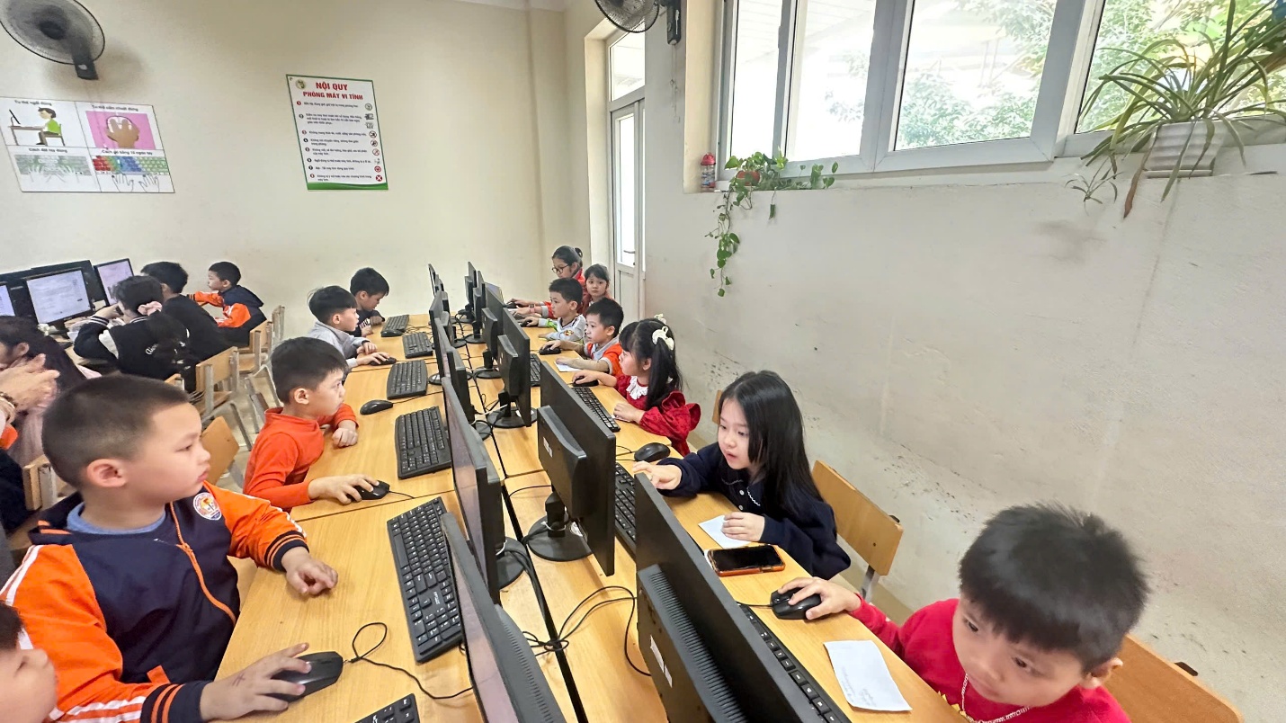 A group of children sitting at computers
AI-generated content may be incorrect.