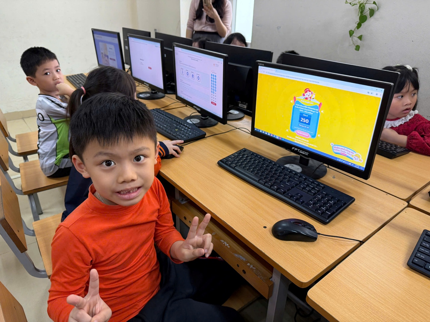 A group of kids sitting at computers
AI-generated content may be incorrect.