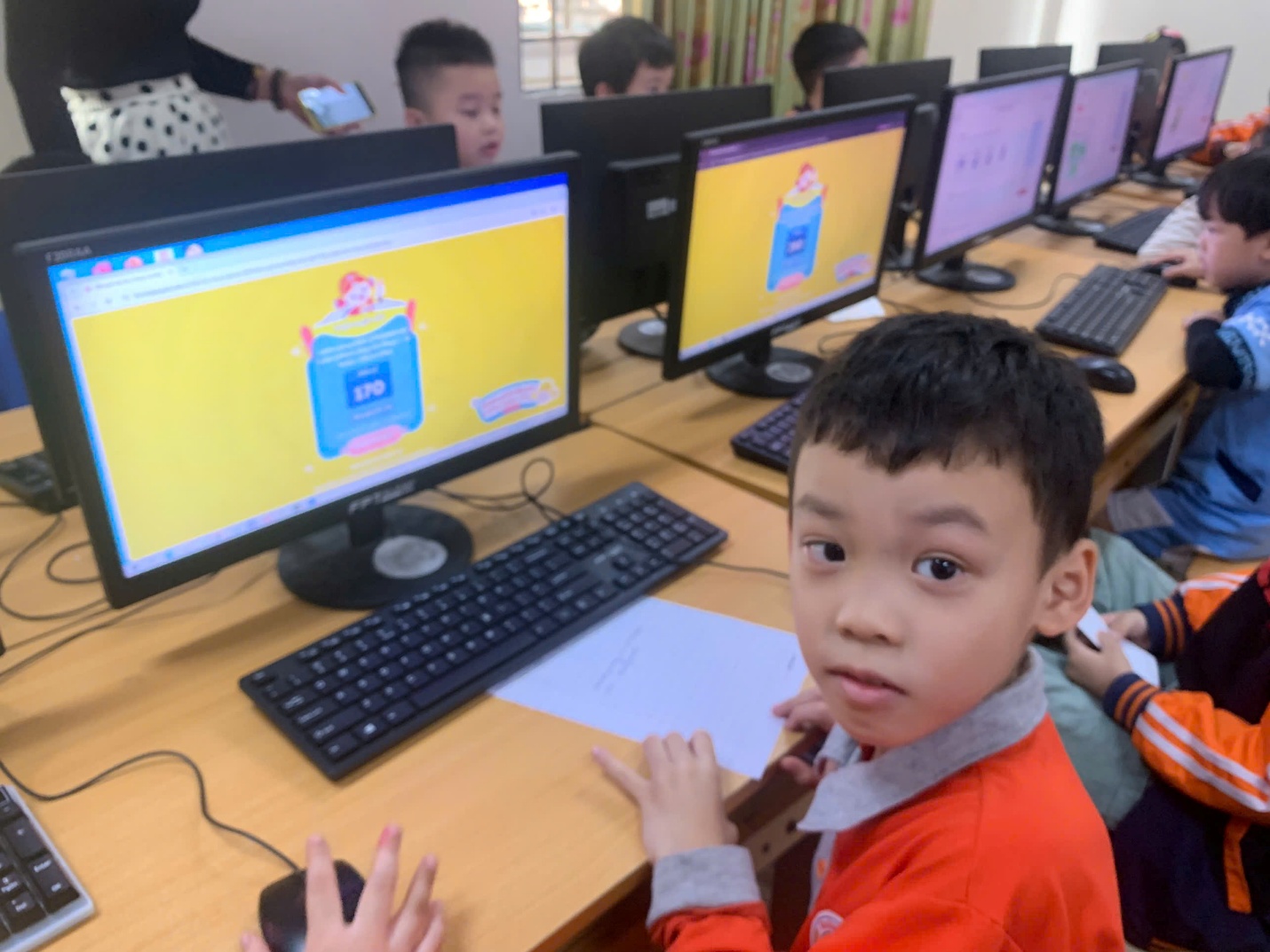 A group of kids in a computer lab
AI-generated content may be incorrect.