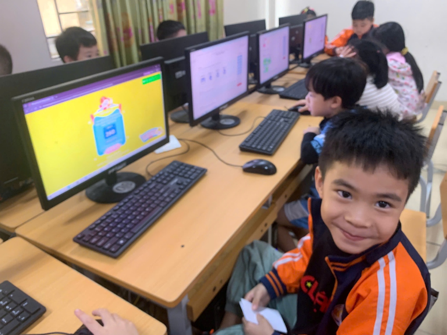 A group of children in a computer room
AI-generated content may be incorrect.