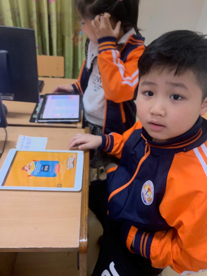 A child sitting at a desk with a computer
AI-generated content may be incorrect.