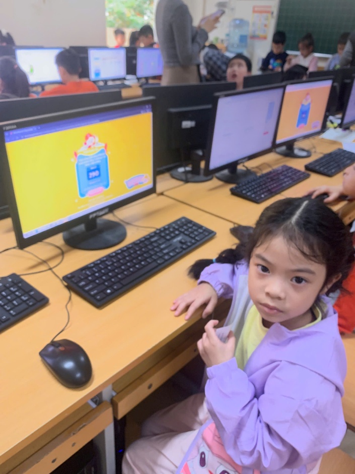A child sitting in front of computers
AI-generated content may be incorrect.