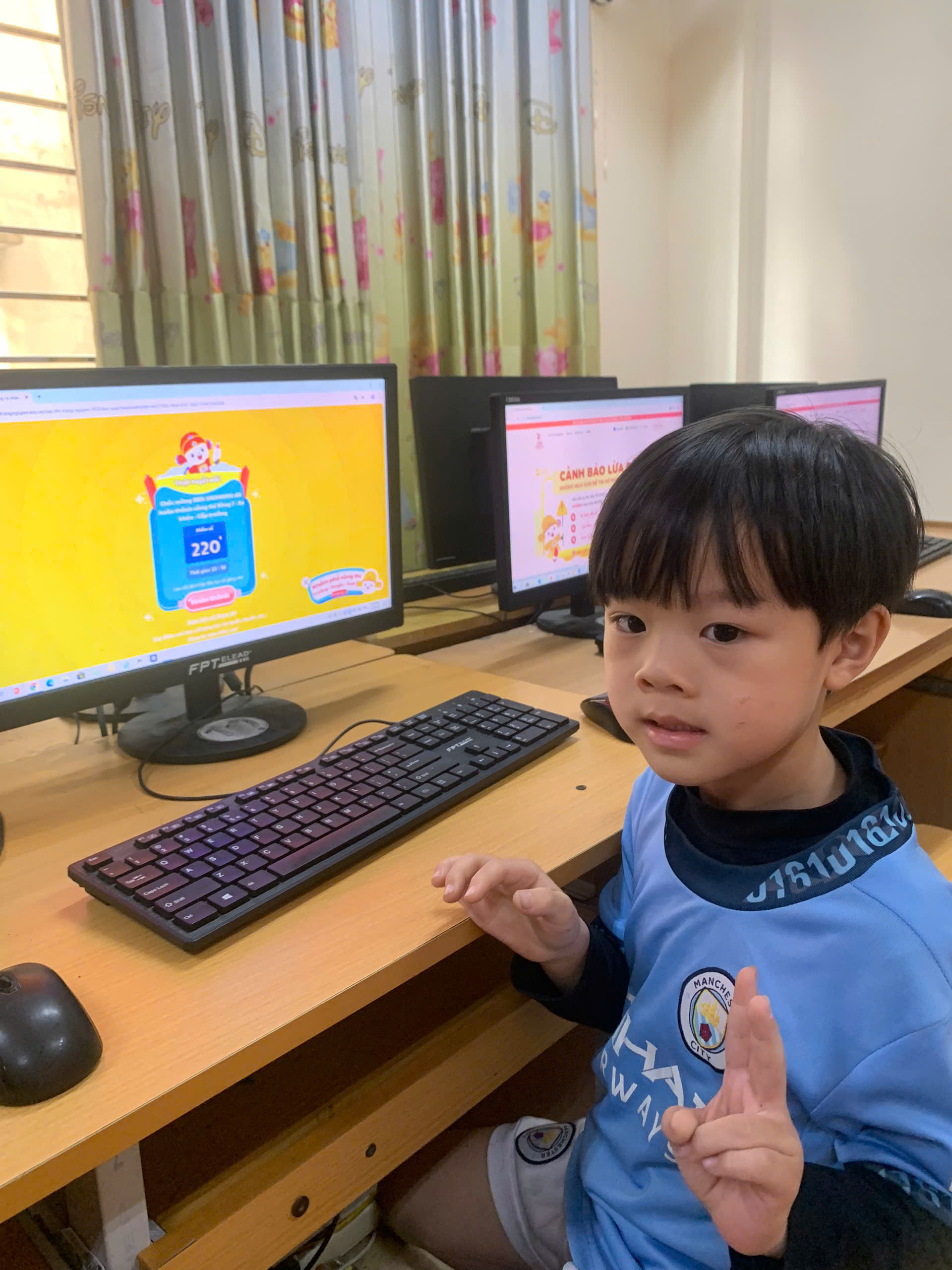 A child sitting in front of a computer
AI-generated content may be incorrect.
