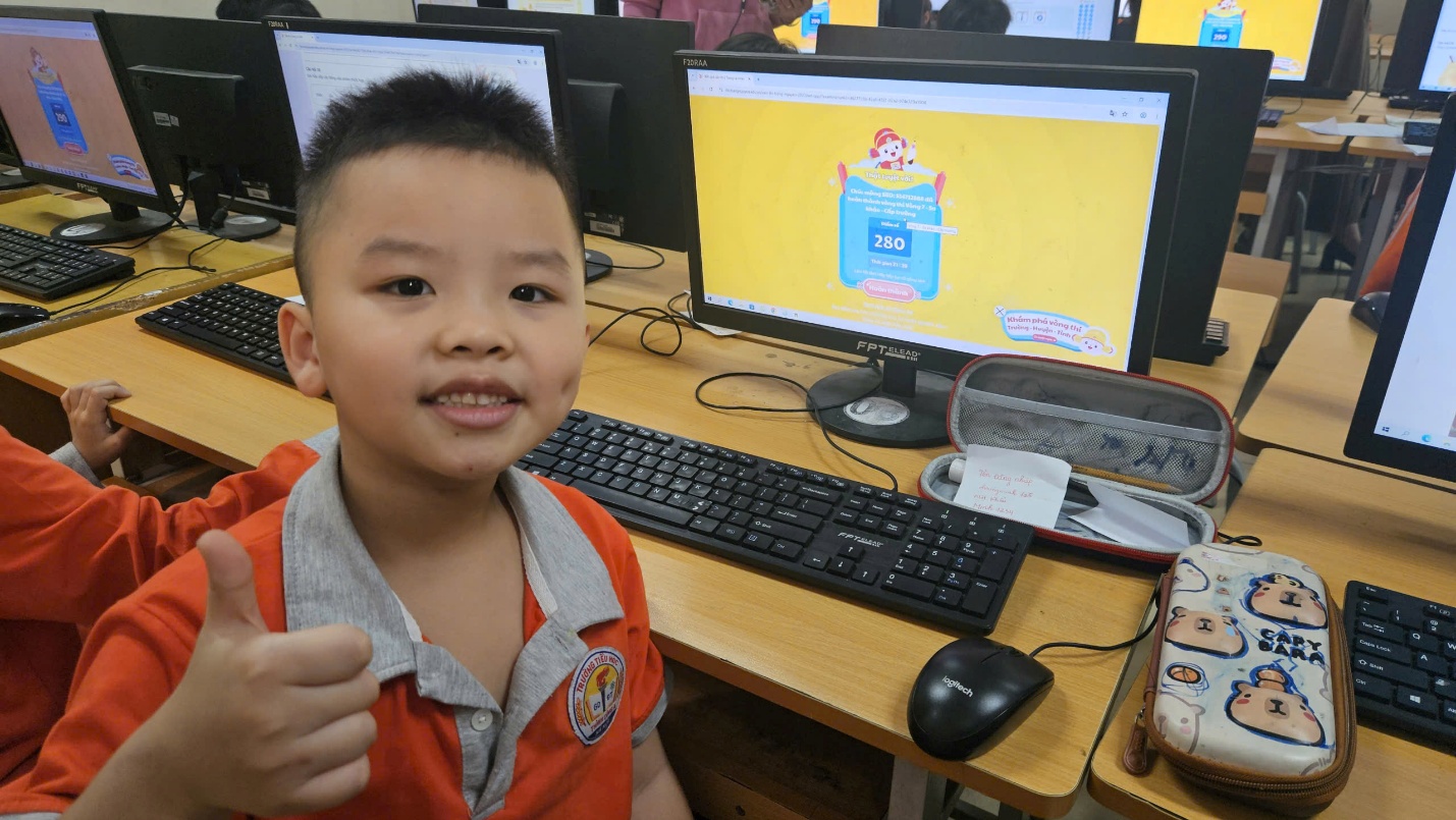 A child sitting in front of a computer
AI-generated content may be incorrect.