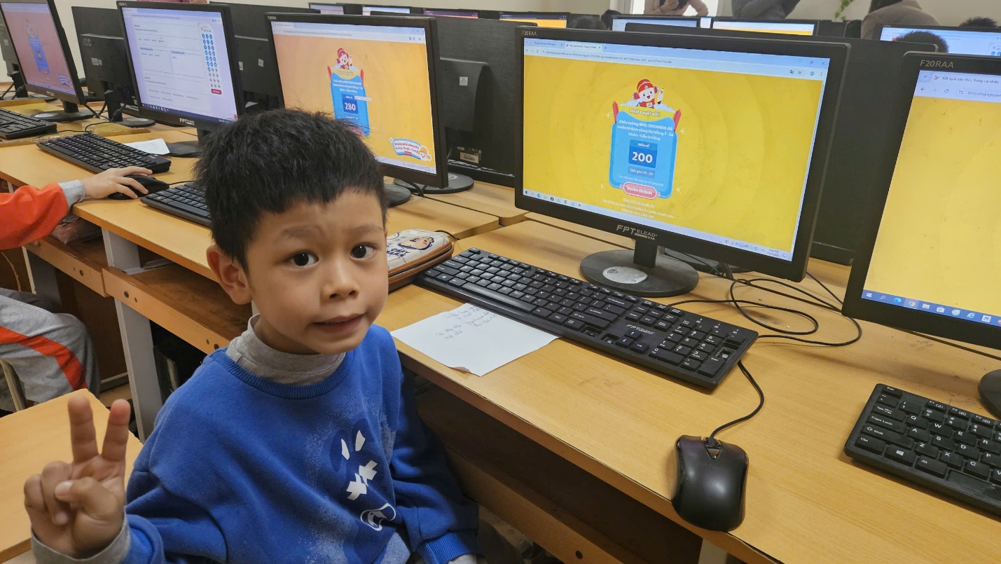 A child sitting in front of a computer
AI-generated content may be incorrect.
