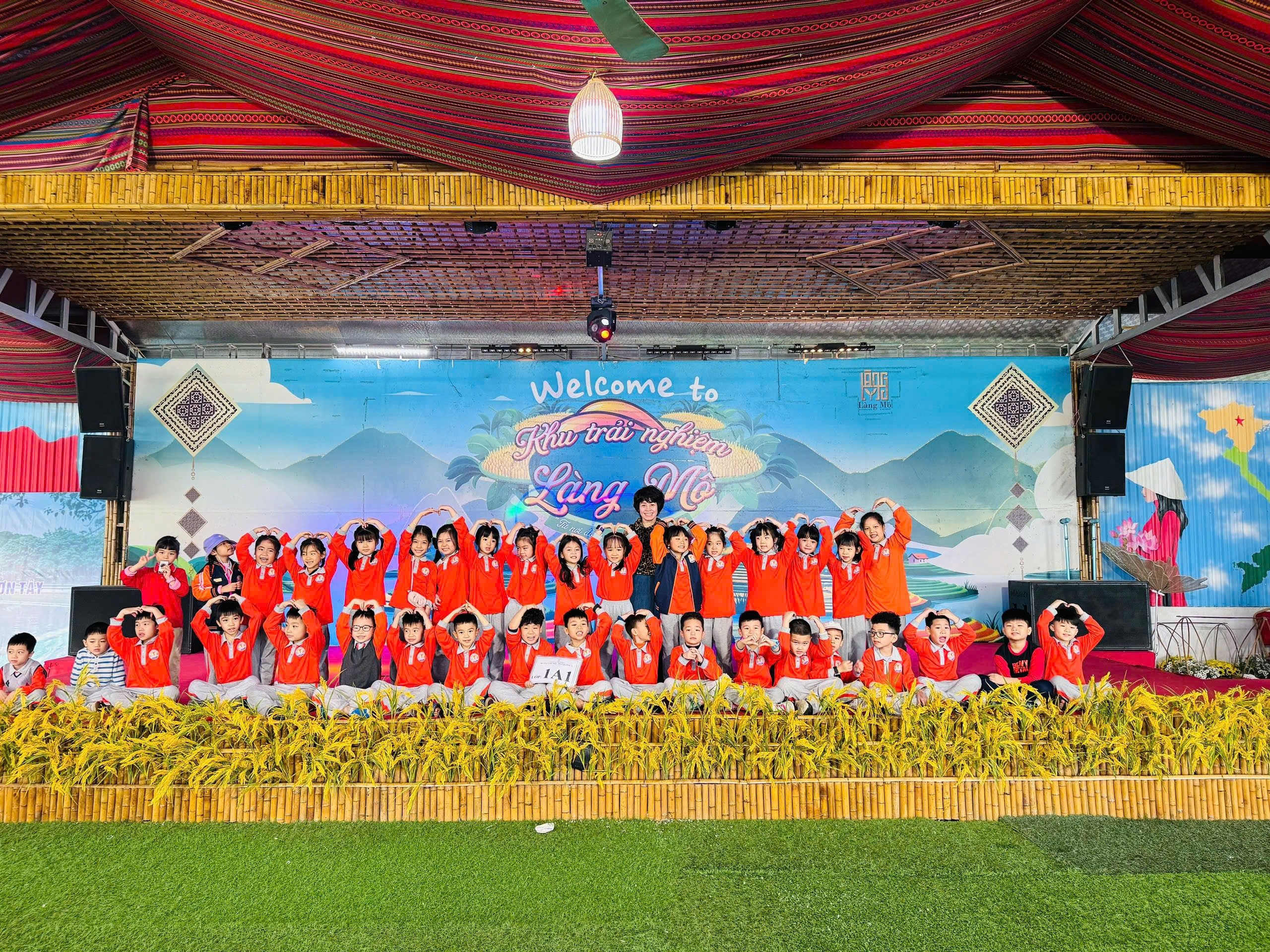 A group of people posing for a photo
AI-generated content may be incorrect.