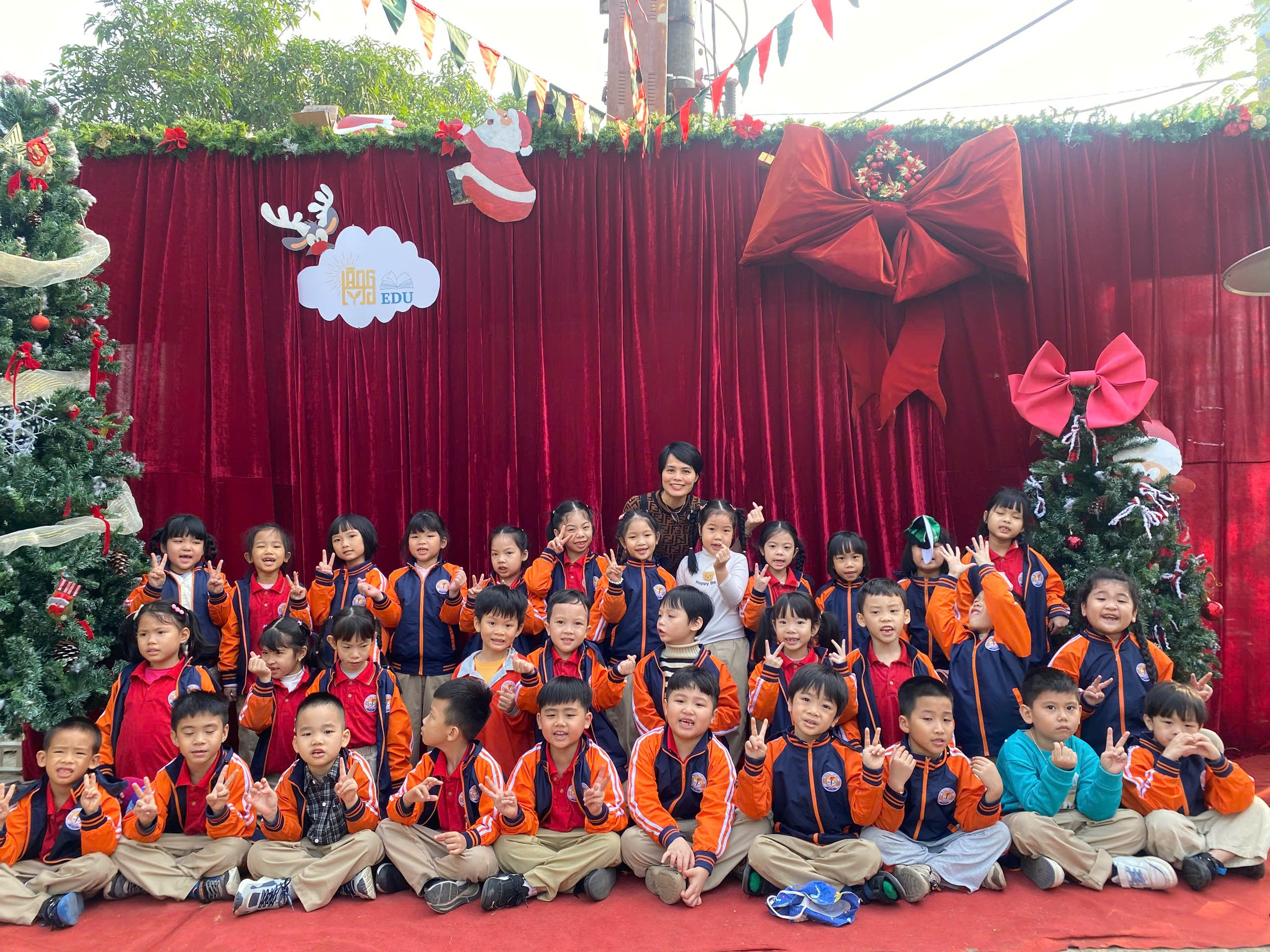 A group of children posing for a photo
AI-generated content may be incorrect.