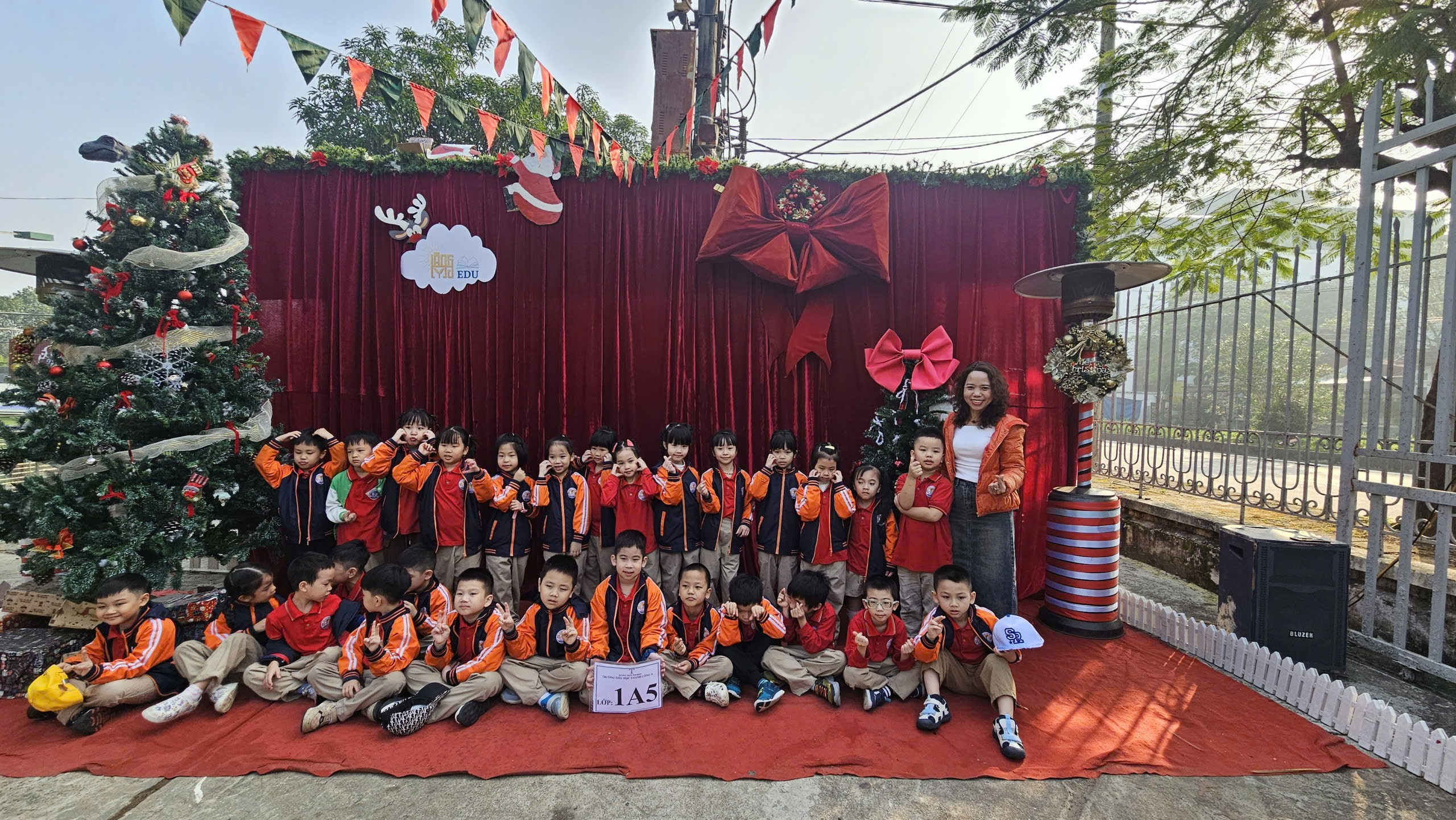 A group of children posing for a photo
AI-generated content may be incorrect.