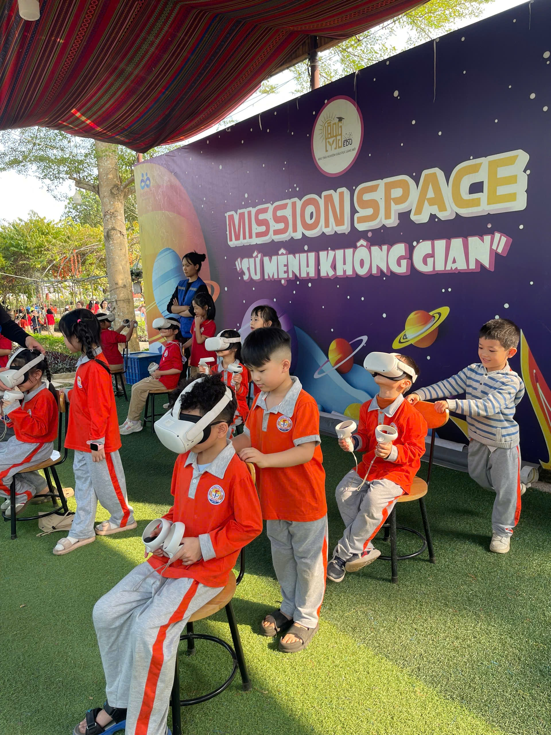 A group of children wearing virtual reality goggles
AI-generated content may be incorrect.