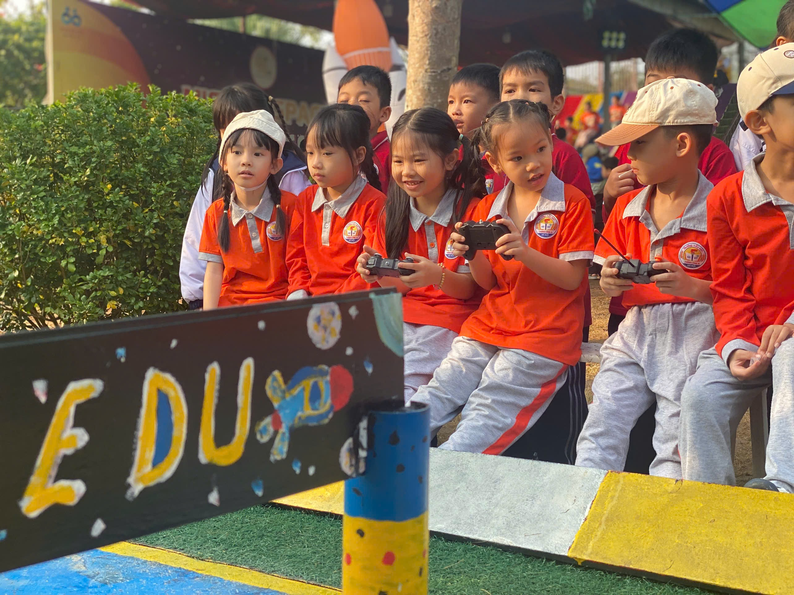 A group of children sitting on a bench
AI-generated content may be incorrect.