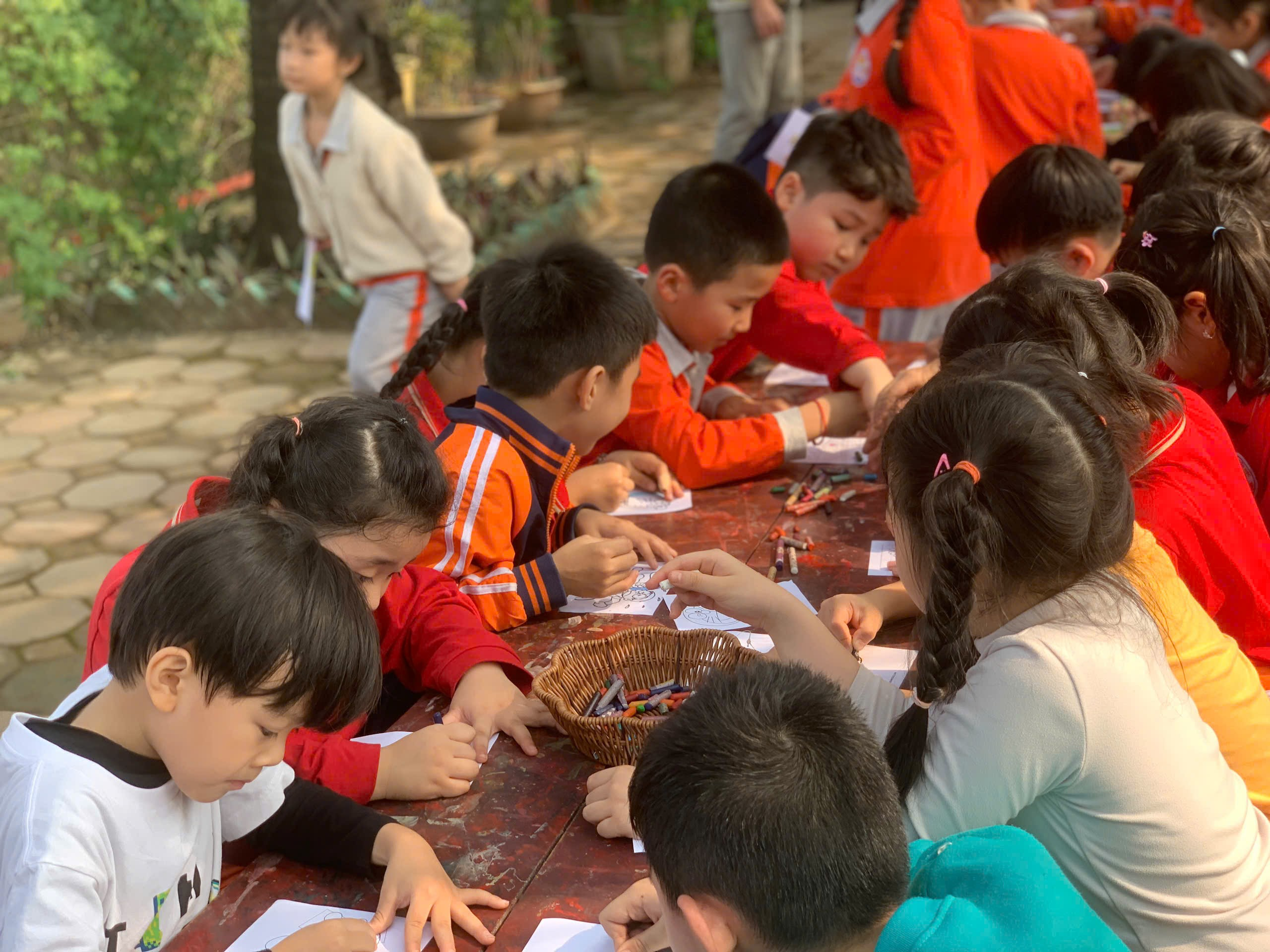 A group of children sitting at a table
AI-generated content may be incorrect.